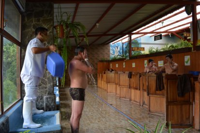 Jorge Valderrama llegó desde Quito a tomar su baño  a vapor y agua fría.
