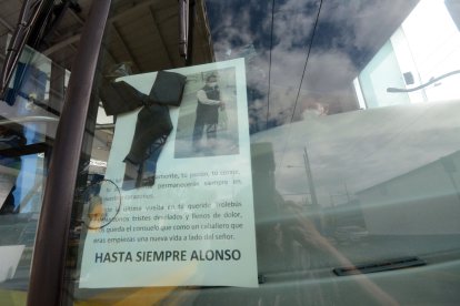 Los conductores del Trole rinden homenaje a sus amigos.