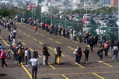 Debido a la desorganización, los maestros tuvieron que hacer una sola fila para ingresar a vacunarse