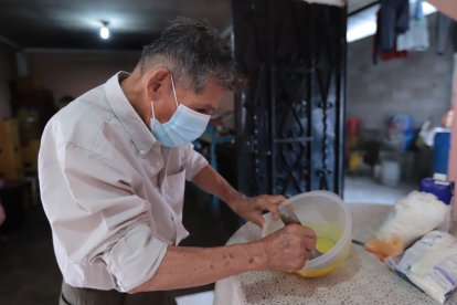 Don Daniel Gregorio bate la mezcla con la que prepara el bocadillo.