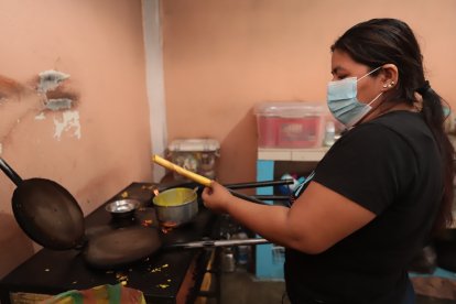 Karina Bajaña nos enseña como se cocina el bocadillo.