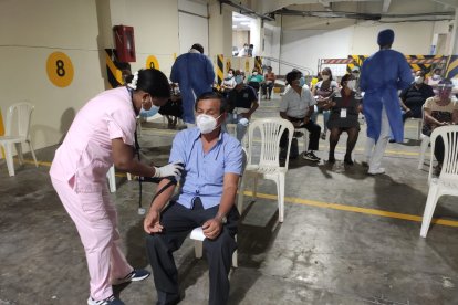 Antes de inyectarlas, a las personas se les toma la presión. Y luego de ser inoculadas, se las evalúa una media hora para ver cómo reaccionan.