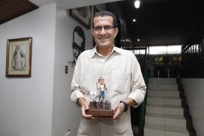 Tiene 

66 años, 

pero dice que no se le notan, ya que siempre se ha caracterizado por ser hogareño y nada farrero.