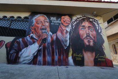 El retrato de Jesús Fichamba está junto al de Jesús de Nazaret