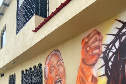 El artista Ernesto Quiñones pintó ambos rostros en el lapso de una semana