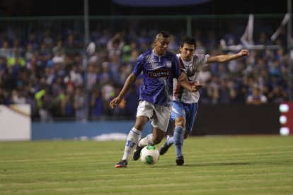 Enrique Vera debutó con Emelec, en 2013, en un duelo ante el Manta.