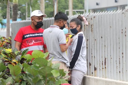 Familiares del fallecido llegaron al Laboratorio de Criminalística y Ciencias Forenses.