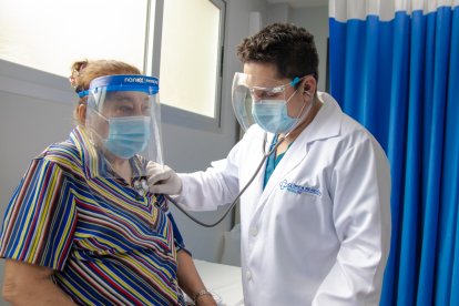 La toma de signos vitales en los pacientes es parte del servicio que prestan.