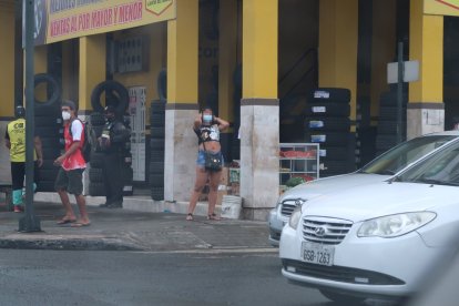 Algunos comerciantes les permiten estar  paradas frente a sus negocios porque entienden su situación, pero reconocen que han bajado sus ventas.