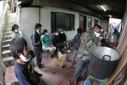 Organizaron una cocina comunitaria en uno de los patios.