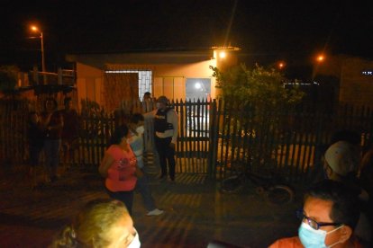 Los hermanos habían ido a ver a su madre y ella los invitó a merendar.