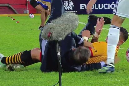 Pineida se llevó al suelo al entrenador Russo de Boca Juniors.
