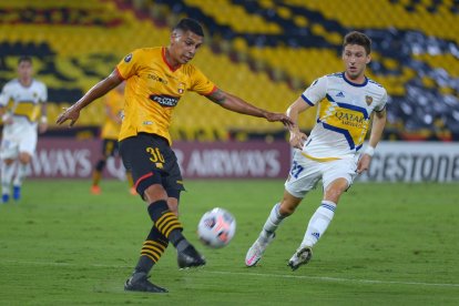 Fernando León es uno de los fijos en la zaga de Barcelona.