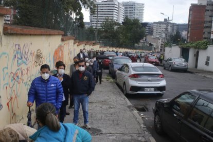 La fila daba la vuelta la cuadra de la avenida Naciones Unidas y Veracruz