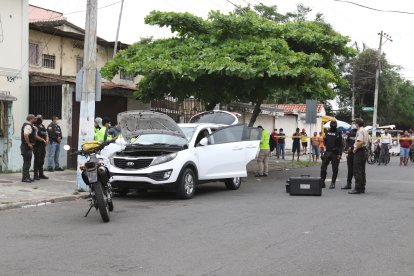 En este vehículo blanco se movilizaron los asesinos. Se hallaron armas y municiones.