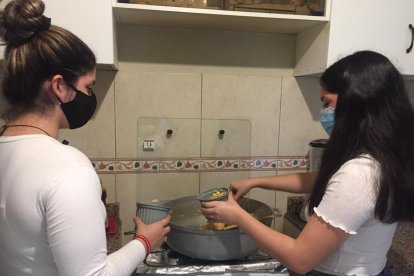 Con alegría preparan los sagrados alimentos que compartirán con las personas que viven en las calles