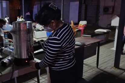 Por las noches también ofrecen cafecito, para calentarlos antes de pernoctar.