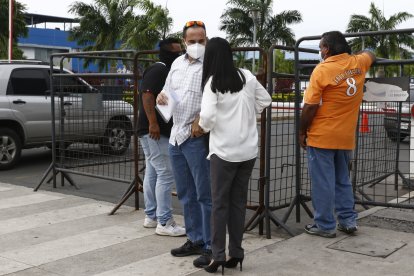 Familiares de la extranjera acudieron al Laboratorio de Criminalística para retirar su cuerpo.
