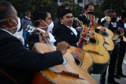 Las serenatas con mariachi están autorizadas.