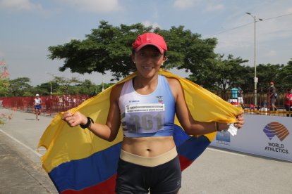 Nathaly León inició la cosecha dorada al ganar la prueba de 35 kilómetros.