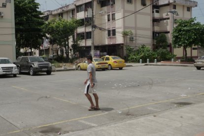 La madrugada de ayer, en este parqueadero, fueron atacadas dos féminas.