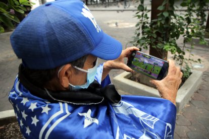 Bella Cabrera no se pierde un solo partido de su amado Emelec, por la pandemia tiene que verlo a través de un celular.