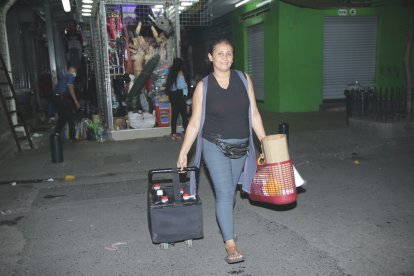 Génesis acompaña a su esposo desde hace ocho años. Ahora también salen con su hijo de 18.