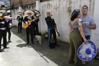 Bailaron y cantaron en un patio de una casa, en Quito.