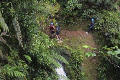Los espacios naturales permiten practicar caminatas y algunos deportes extremos.