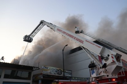 Camiones cisternas también fueron utilizados para controlar las llamas desde lo alto.