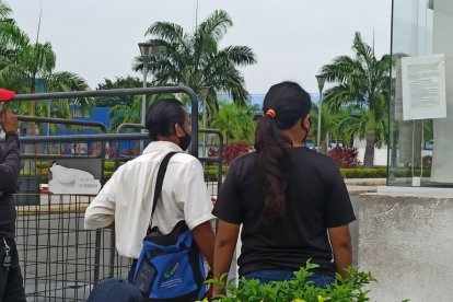 Familiares llegaron al Laboratorio de Criminalística.