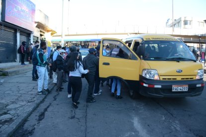 Furgonetas ofrecieron su servicio para trasladar a los ciudadanos.