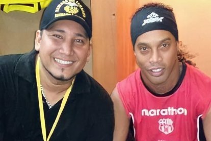 Junto al astro brasileño Ronaldinho, a quien debió proteger hasta en el borde de la cancha, en la Noche Amarilla del 2016.
