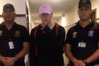 Darle seguridad al artista Bad Bunny fue de lo más difícil, porque sus fans se abalanzaron con todo.