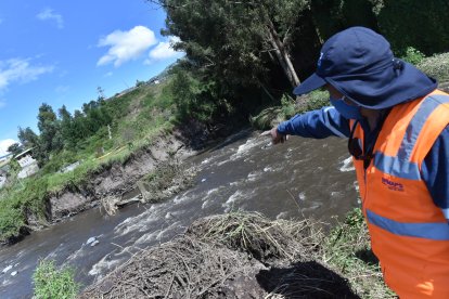 Una cuadrilla de trabajadores evalúa los daños para iniciar la reparación en la tubería.