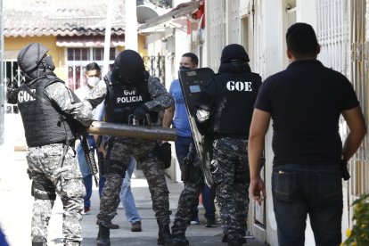 Los agentes allanaron el inmueble ubicado en Sauces 6, cerca de la escena del crimen.