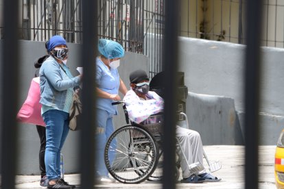 Los pacientes con otras patologías también sienten la crisis. Son atendidos con demora.