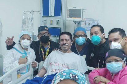 Una foto para nunca olvidar, Cornejo con el personal del hospital Teodoro Maldonado.