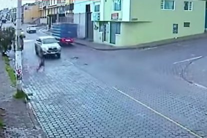 Momento en que el niño corre hacia la calle.