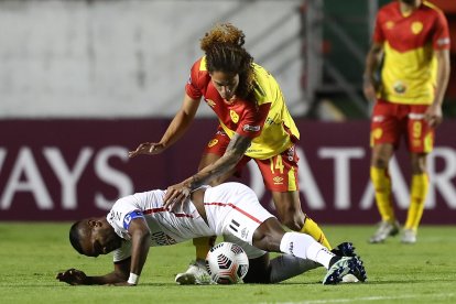 Tapiero, durante un partido de Copa Sudamericana, entre el Aucas el Atlético Paranaense.