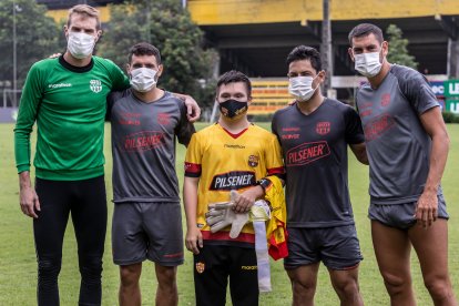 Como si fueran panas de siempre, Jhonny y los jugadores de Barcelona.