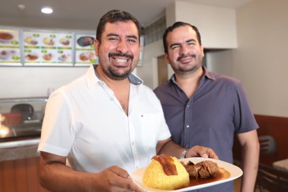 Danilo Antepara (i) y Jairo Antepara (d) administran el local de su padre hace 12 años.