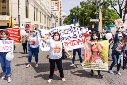 Katty Muñoz, la madre de la joven asesinada ha realizado varios plantones en busca de justicia