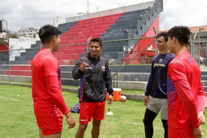 Saritama guía la carrera de jóvenes futbolistas en el cuadro chulla.