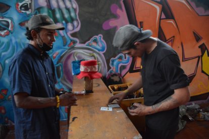 Cuando no salen a reciclar, los tres mosqueteros juegan cartas, desarman juguetes o leen libros reciclados.