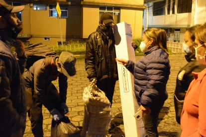 Los vecinos de la Mena 2 suelen ayudarles con víveres o comida todos los viernes.