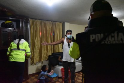 En una vivienda se llevaba a cabo un asado con unas veinte personas.