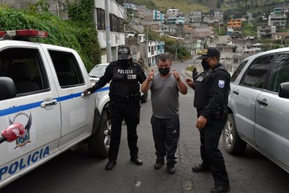 Un hombre fue encontrado tomando en un automóvil.