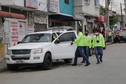 En este carro pretendía huir el supuesto pillo. El dueño resultó herido.

PERIODISTA : ANNY BAZAN 

FECHA : 17/05/2021 

Agencia (ag-extra)