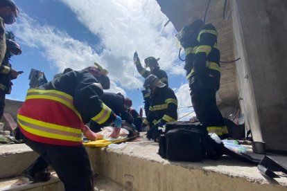 Los paramédicos de los bomberos atendieron a los afectados.